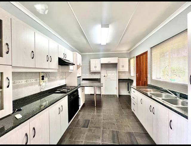 4 BEDROOM HOUSE FOR SALE IN CLARENDON